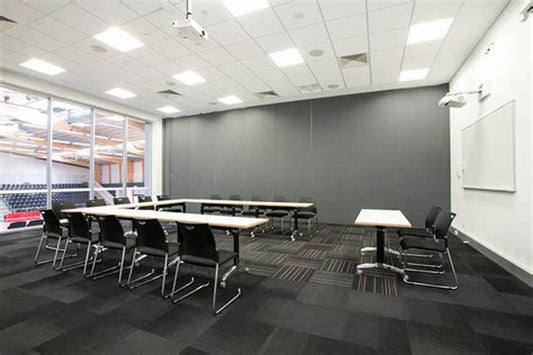 Importancia de la iluminación adecuada en la oficina.